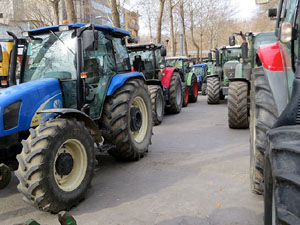 Protesta dels pagesos gironins amb una tractorada pel centre de la ciutat