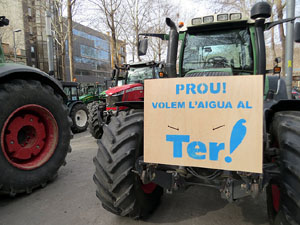 Protesta dels pagesos gironins amb una tractorada pel centre de la ciutat