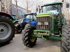Protesta dels pagesos gironins amb una tractorada pel centre de la ciutat