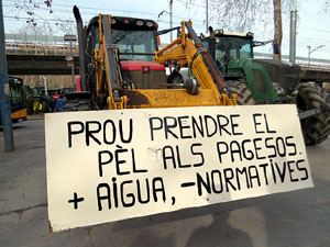 Protesta dels pagesos gironins amb una tractorada pel centre de la ciutat