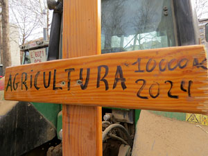 Protesta dels pagesos gironins amb una tractorada pel centre de la ciutat