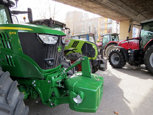 Protesta dels pagesos gironins amb una tractorada pel centre de la ciutat
