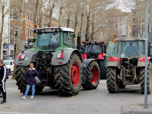Protesta dels pagesos gironins amb una tractorada pel centre de la ciutat