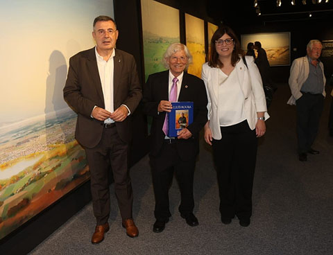 Inauguraci&oacute; de l'exposici&oacute;. El president de la Diputaci&oacute;, Miquel Noguer, Llu&iacute;s Roura i la vicepresidenta de la Diputaci&oacute;, Gemma Geis