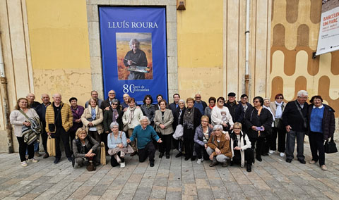 Els ve&iuml;ns del poble nadiu de Llu&iacute;s Roura, Sant Miquel de Campmajor, visiten l'exposici&oacute;