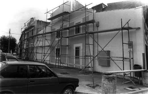 Procés de realització del mural a la plaça de la Creu de Caldes de Malavella. 1987
