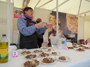 Fira del Porc FIPORC 2015. Elaboraci&oacute; de greixons, botifarres i carn de perol