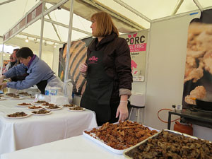 Fira del Porc FIPORC 2015. Elaboraci&oacute; de greixons, botifarres i carn de perol