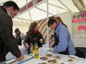 Fira del Porc FIPORC 2015. Elaboraci&oacute; de greixons, botifarres i carn de perol