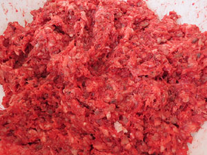 Fira del Porc FIPORC 2015. Elaboraci&oacute; de greixons, botifarres i carn de perol