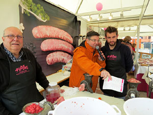 Fira del Porc FIPORC 2015. Elaboraci&oacute; de greixons, botifarres i carn de perol