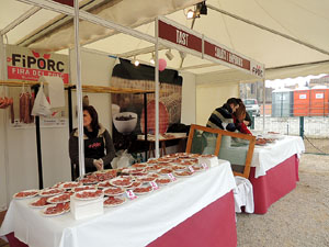Fira del Porc FIPORC 2015. Elaboraci&oacute; de greixons, botifarres i carn de perol