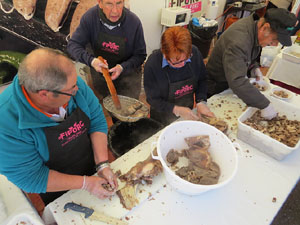 Fira del Porc FIPORC 2015. Elaboraci&oacute; de greixons, botifarres i carn de perol