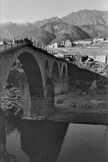 Vista de la població de Susqueda amb el pont sobre el riu Ter en primer terme. 01/01/1962