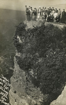 Grup de persones al mirador del santuari de la Mare de Déu del Far. A la dreta, mossèn Ferran Forns. 1932