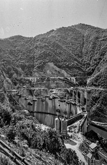 Vista del pantà de Susqueda en construcció. 1967