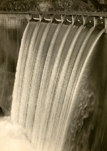 Primera sortida d'aigua pel sobreeixidor de superfície del pantà de Susqueda després de la seva inauguració. 1969