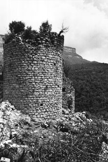 Castell de Fornils. Sant Martí Sacalm. 1990